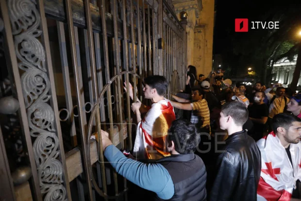 Gürcüstan parlamenti qalmaqallı qanunu qəbul etdi- etirazçılar binaya daxil olmağa cəhd etdi...