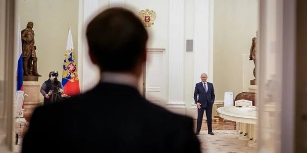 Avropa boykot etdi- Makron Putinin 