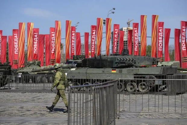 Rusiya Ukraynada ələ keçirdiyi Qərb tanklarını Moskvada açıq sərgiyə çıxardı- FOTO